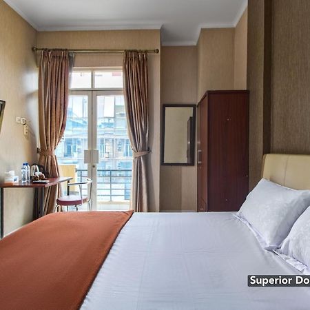 Hotel Arjuna Bekasi Buitenkant foto