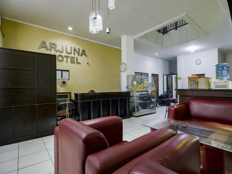 Hotel Arjuna Bekasi Buitenkant foto