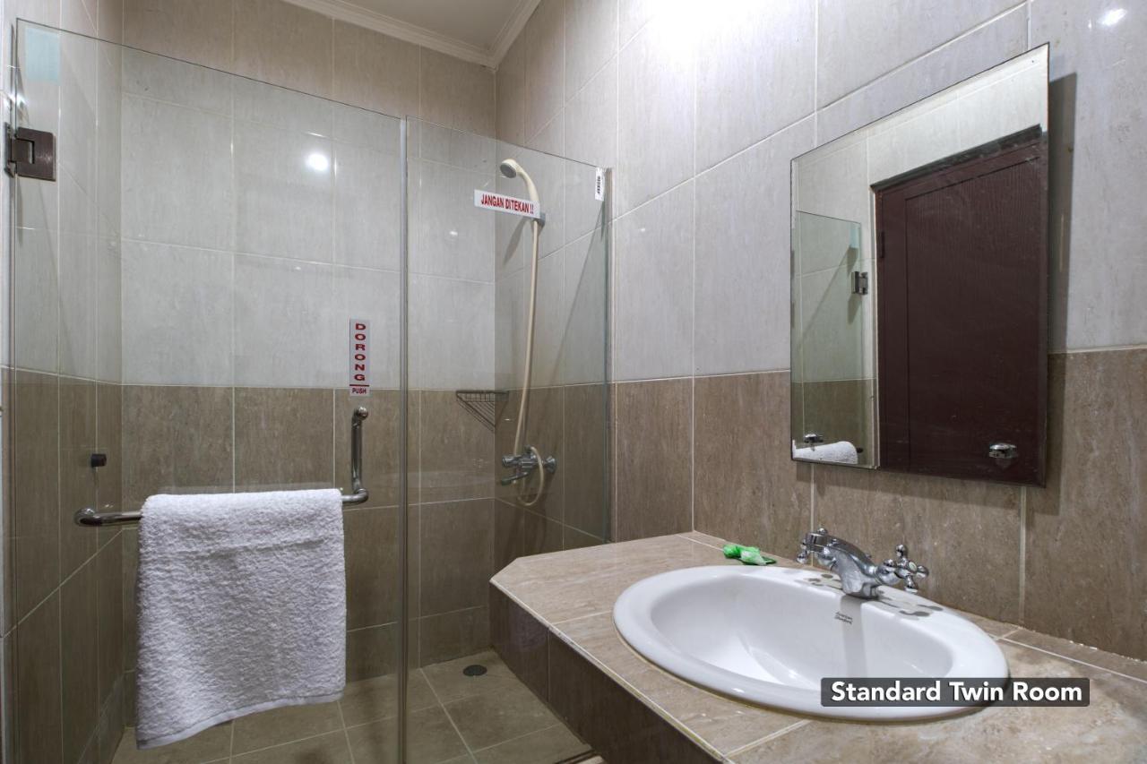 Hotel Arjuna Bekasi Buitenkant foto