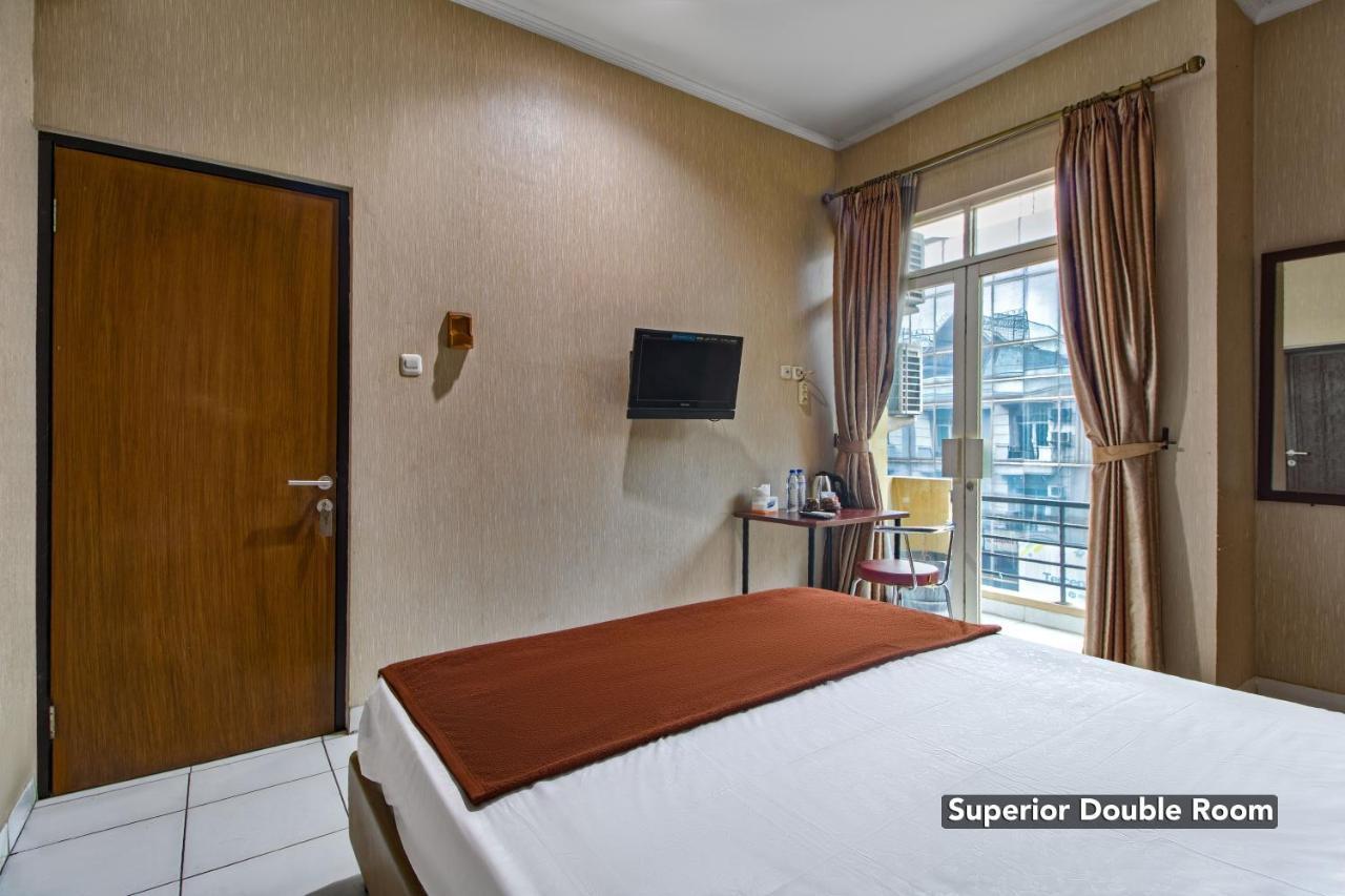 Hotel Arjuna Bekasi Buitenkant foto