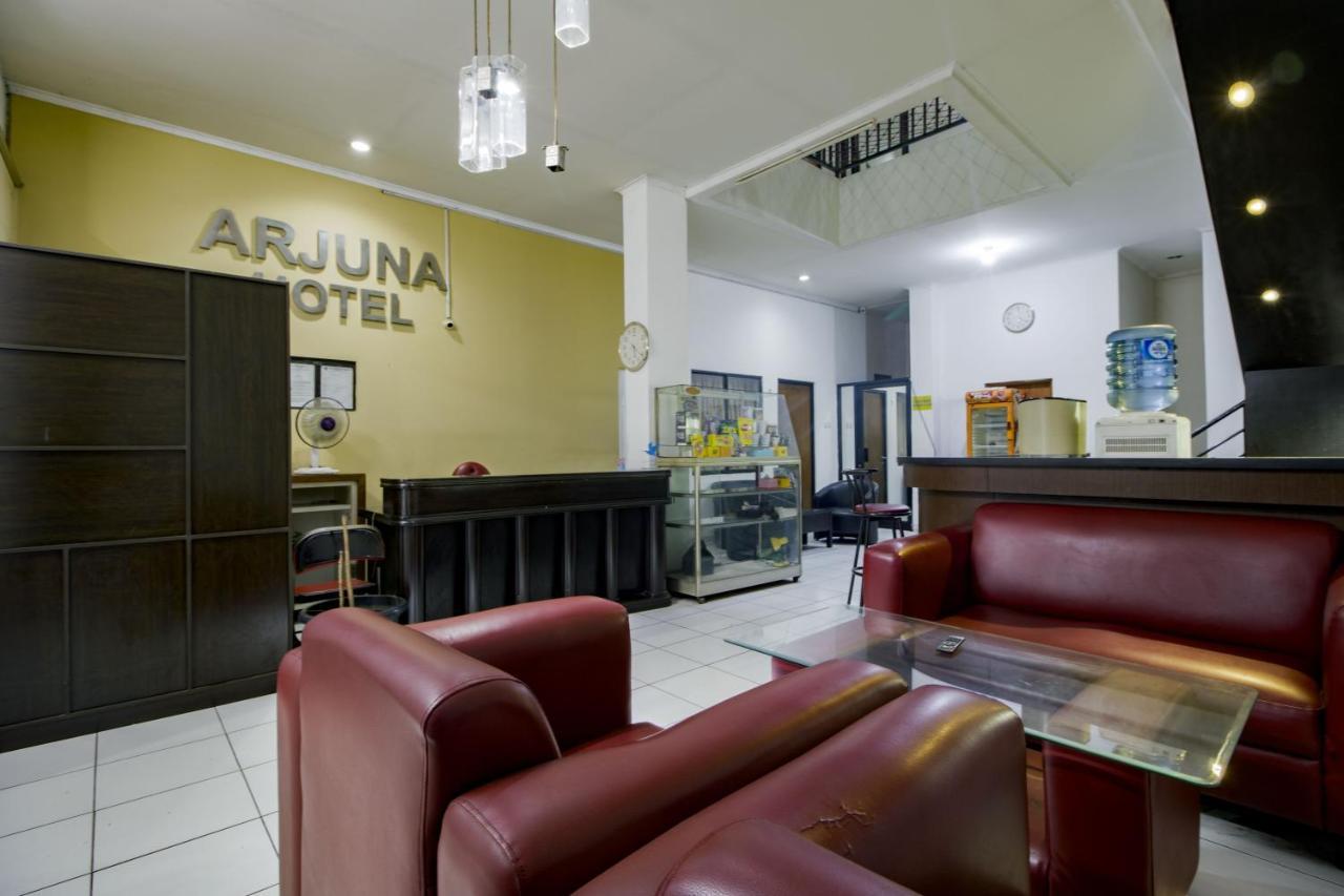 Hotel Arjuna Bekasi Buitenkant foto